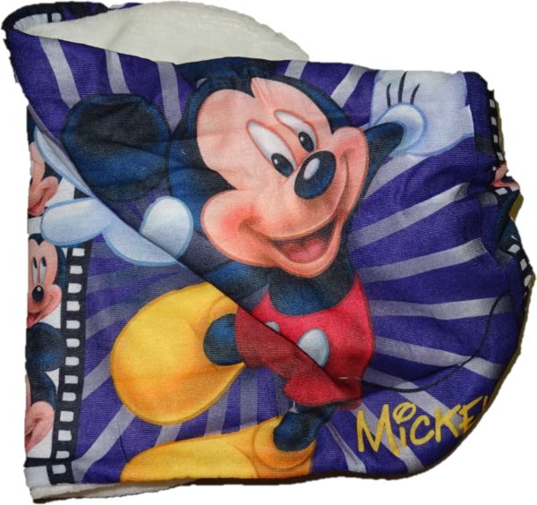 Chlapecký modrý nákrčník s obrázkem Mickey mouse.